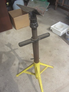 lot 518 image: Material Handling Stand