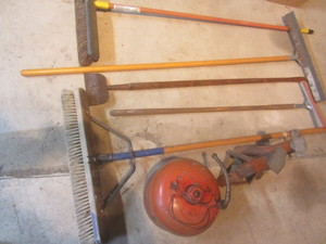 lot 566 image: Shop Floor Cleaning Tool, Gas Can