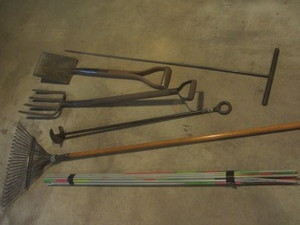 lot 575 image: Hand Yard Tools