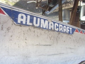lot 422 image: Alumacraft Canoe