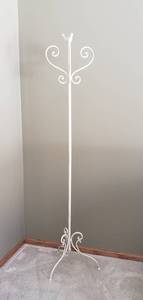 lot 22 image: Cottage Chic Coat Rack with Bird Finial