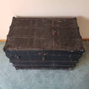 lot 115 image: Back Oversized Steamer Travel Trunk