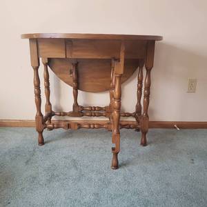 lot 62 image: Antique Gate Leg Drop Leaf Table