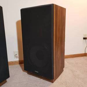 lot 124 image: Spotless Fisher Cabinet Speaker System