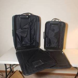 lot 162 image: Encore Luggage Travel Set