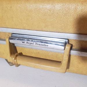 lot 164 image: Royal Traveler Hardcase Set