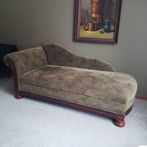 lot 10 image: Handsome Contemporary Chaise Lounge