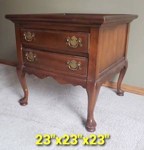 lot 74 image: Traditional Contemporary Side Table by Hammary