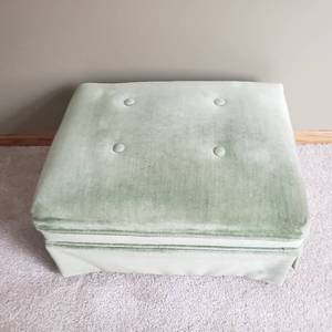 lot 82 image: Retro 50s Green Ottoman