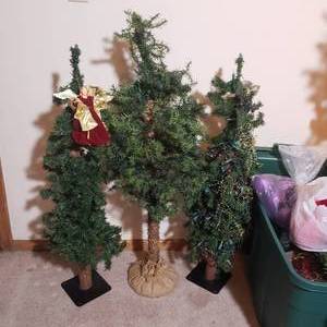 lot 92 image: Christmas Tree and Garlands Surprise