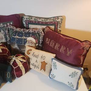 lot 160 image: HoHo Holiday Pillow Package