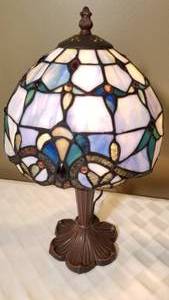 lot 195 image: Stained Glass Domed Accent Table Lamp  19