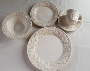 lot 199 image: Metlox Vernon Antiqua China Service