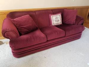 lot 107 image: Comfortable Sofa by Bassett