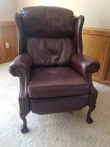 lot 79 image: Ultra Comfortable Leather Recliner by Barca Lounger