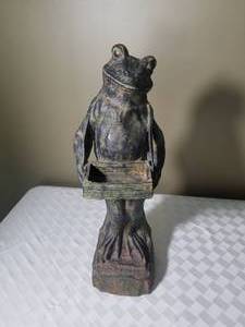 lot 119 image: Cool Frog Statue