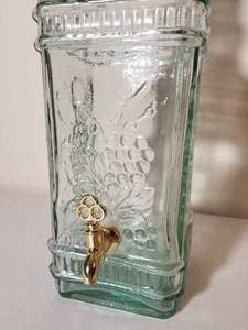 lot 147 image: Stylish Glass Wine Decanter