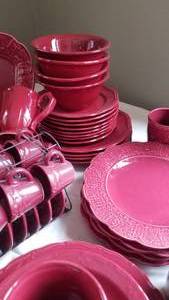 lot 78 image: Huge China Service of Burgundy