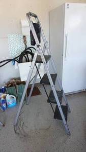 lot 30 image: Step Ladder with 4 Steps