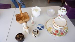 lot 60 image: Misc. Home Decor