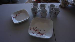 lot 98 image: Corelle Dinner Set