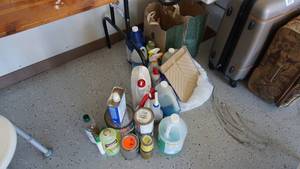 lot 122 image: Large Lot of Cleaning Supplies