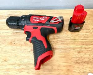 lot 4 image: Milwaukee Tool M12 38 Drill Driver & 1.5 Ah Battery Set