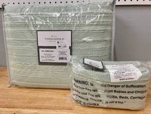 lot 39 image: Threshold FullQueen Quilt and 2 Shams