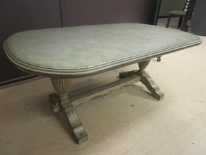 lot 606 image: COFFEE TABLE