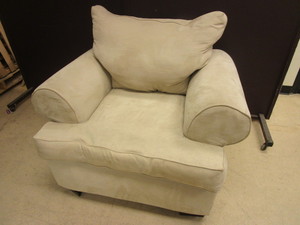 lot 621 image: COMFORTABLE OVERSIZED ARMCHAIR