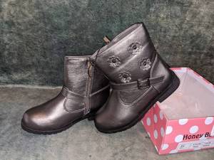 lot 137 image: New Pair of Honey Bunny Girls Boots, Size 3