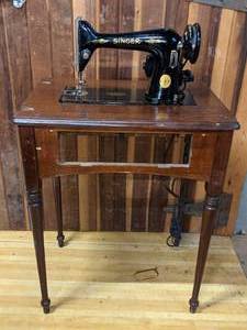 lot 43 image: Vintage Orignial SINGER Sewing Machine BA3-8