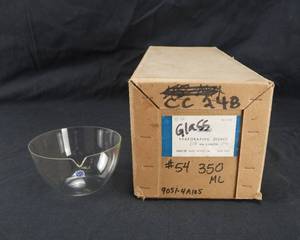 lot 141 image: Case of 15 Vintage Mercer Glass Works 350 ML Glass Evaporating Dishes - Made in West Germany