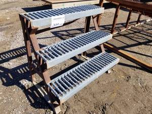 lot 209 image: Industrial Steel Step 3-step 36Wx24Dx32H
