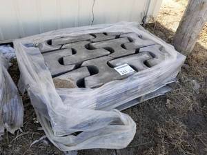 lot 241 image: Lot of (12) Concrete Stones T-Shape 8H (on pallet)