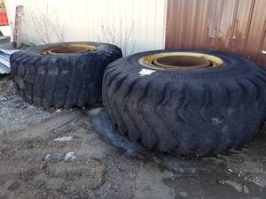 lot 247 image: Lot of (2) Tractor Wheels  with Tire 33.5-33