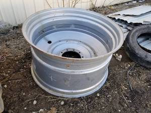 lot 249 image: 10-Bolt Steel Wheel
