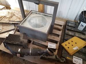 lot 283 image: Air Intake, Large Light 400W On Steel Post (on pallet)