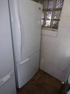 LG refrigerator w bottom drawer freeze