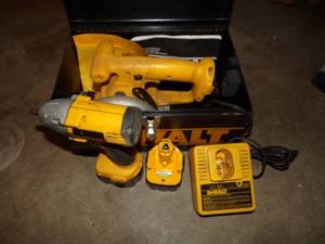 DeWalt set 12 volt metal box