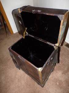 Small vintage tin trunk
