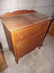 Three-drawer dresser
