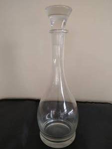 lot 8 image: Glass Decanter