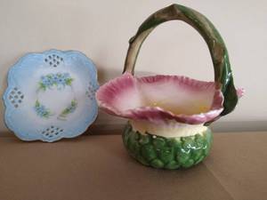 lot 20 image: Two Floral Dcor Items