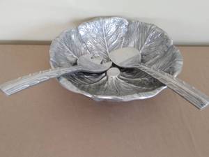 lot 28 image: The Wilton Co. Salad Bowl Set