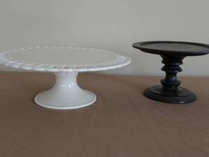 lot 38 image: Two Cake Stands