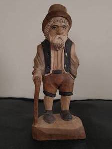 lot 39 image: Heinzellerhaus Oberammergau Holzschinitzereien Wood Figurine