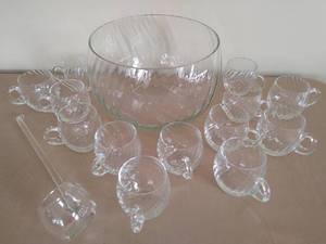 lot 152 image: Vintage Punch Bowl Set