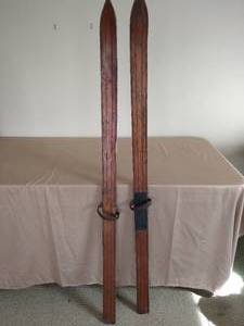 lot 163 image: Vintage Skis