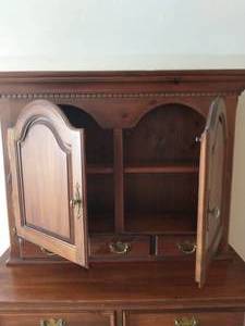 lot 69 image: Lowboy Four Drawer Dresser With Jewelry Mirror Stand